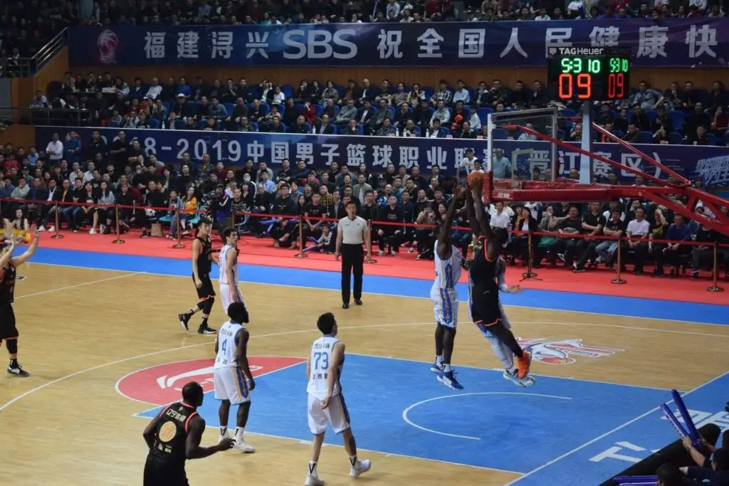 How Do Players Set a Screen in Basketball