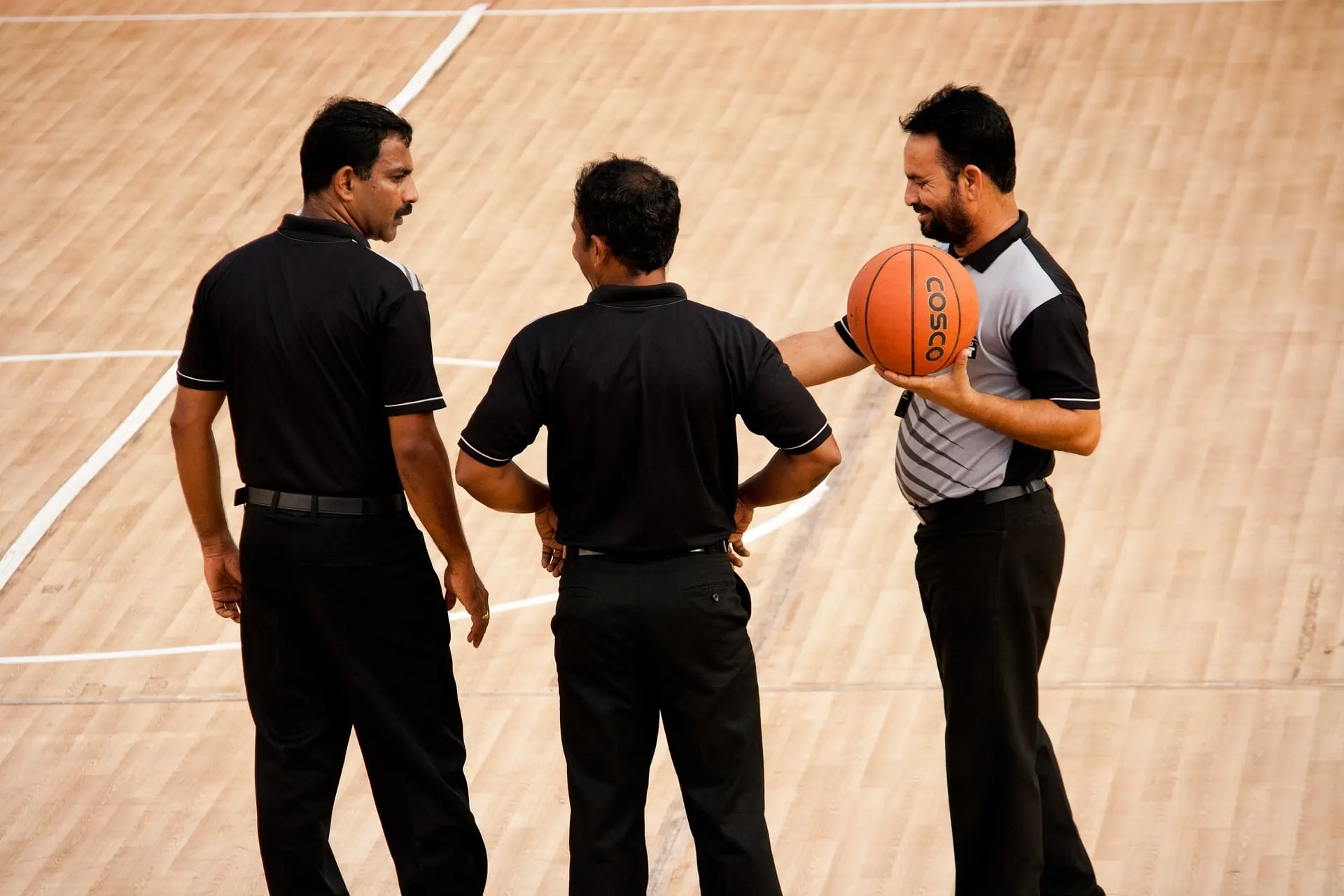 What are the Different Basketball Hand Signals